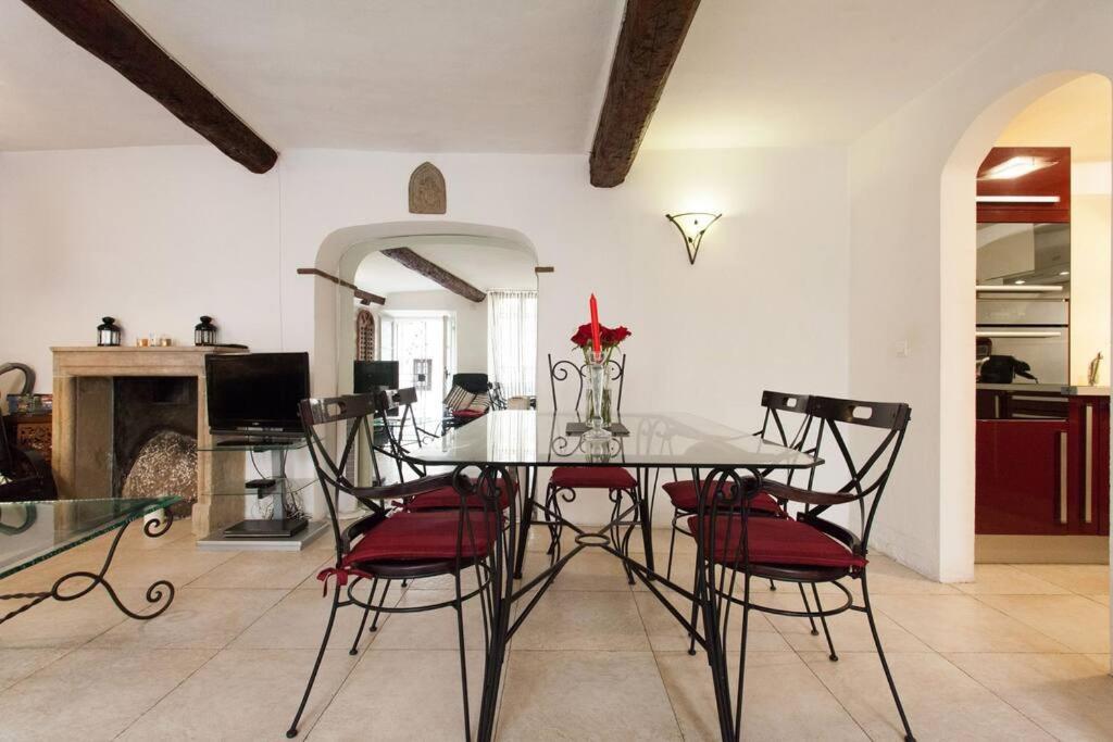 A8 - 2 Bdr Duplex Remparts Heart Of Old Apartment *