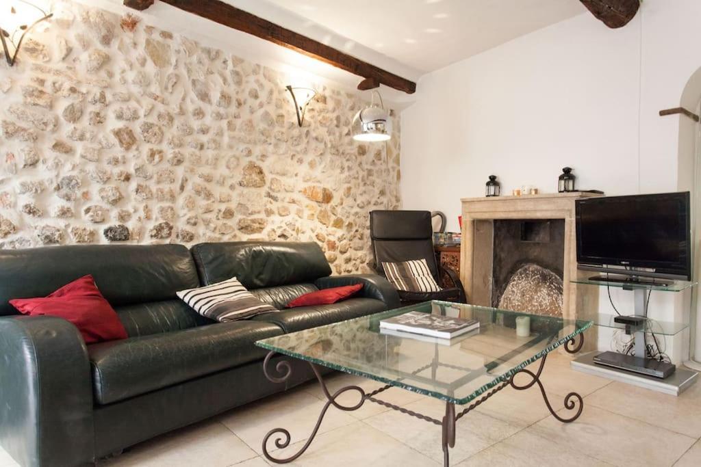 A8 - 2 Bdr Duplex Remparts Heart Of Old Apartment *