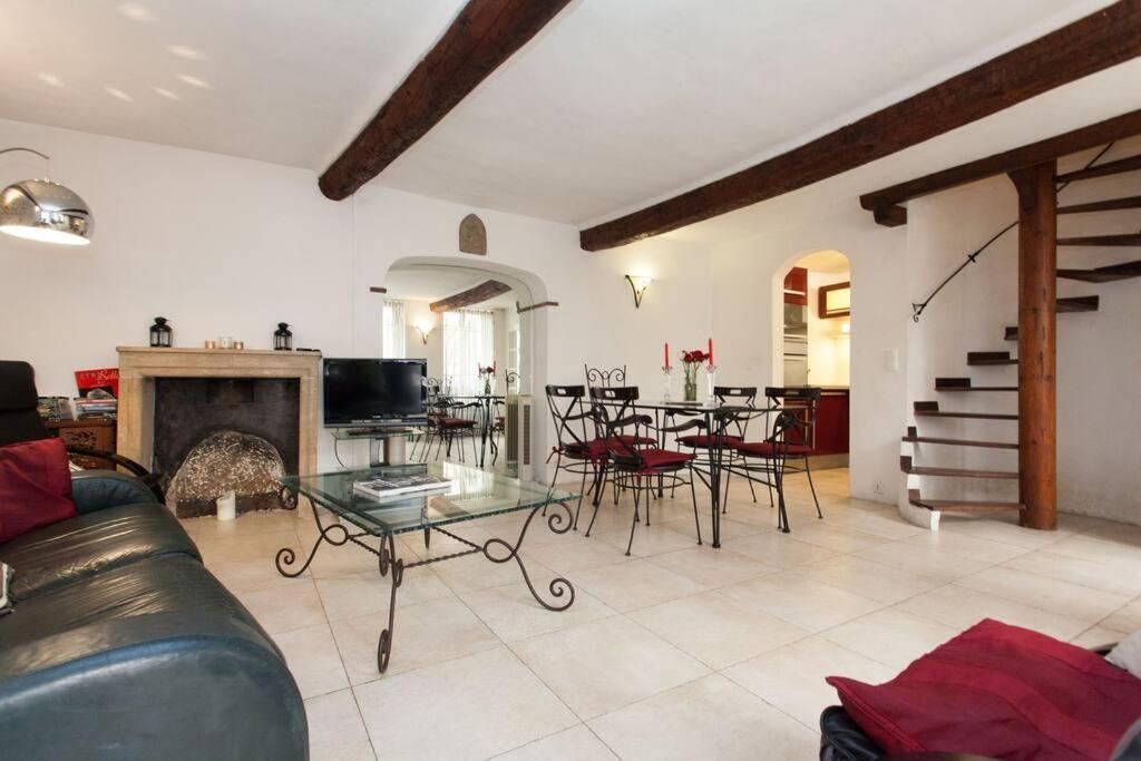 A8 - 2 Bdr Duplex Remparts Heart Of Old Apartment